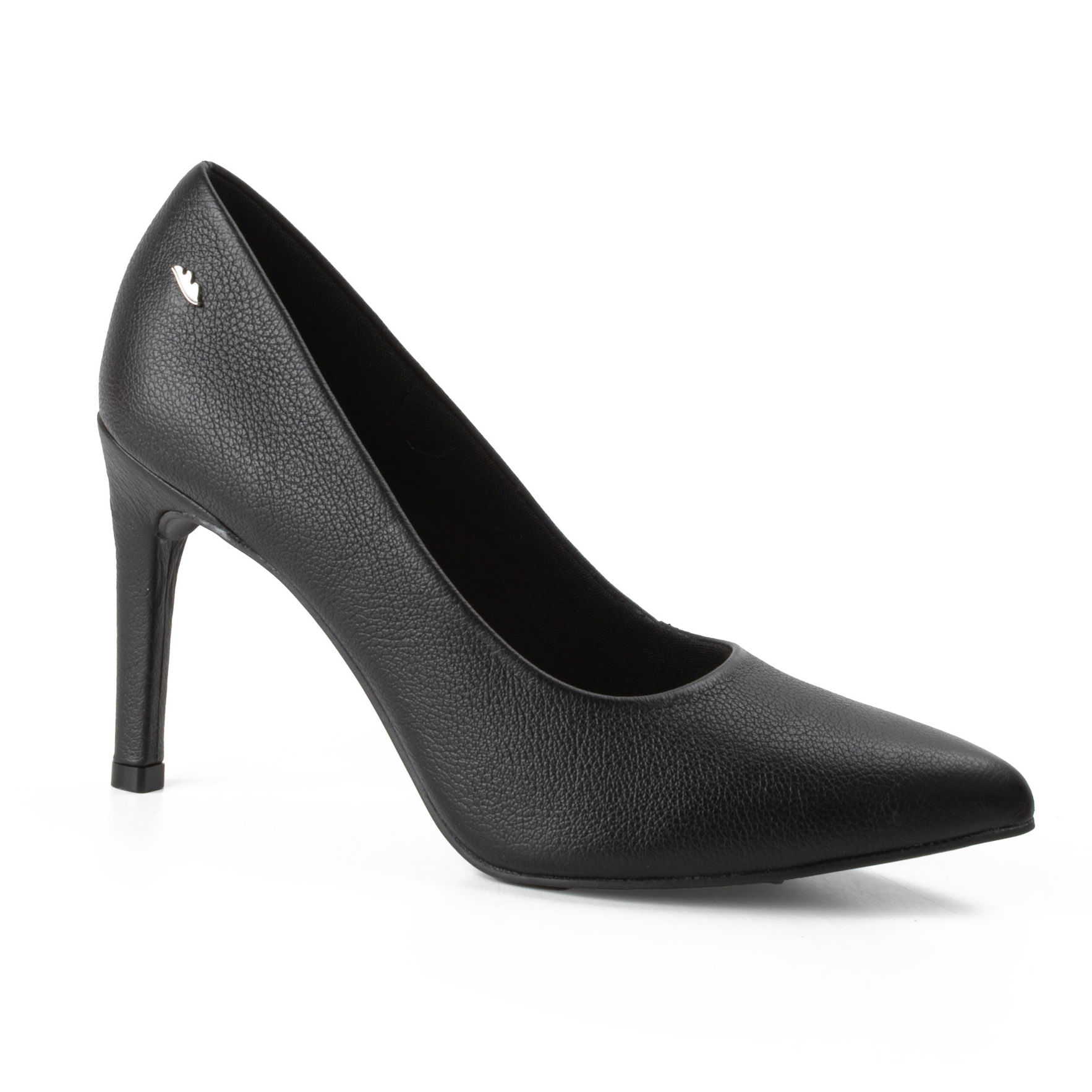 Scarpin preto feminino perfil 3/4 destacando bico fino e detalhe metálico lateral